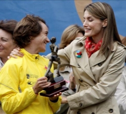 La Princesa de Asturias entrega el trofeo de ganadora a la triatleta madrileña Ana Burgos