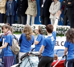 Su Alteza Real saluda a un grupo de madres participantes en la prueba