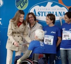 Doña Letizia recibe un dorsal antes de comenzar la carrera