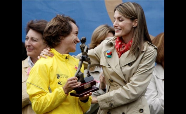 La Princesa de Asturias entrega el trofeo de ganadora a la triatleta madrileña Ana Burgos