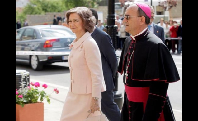 Su Majestad la Reina, a su llegada a la Concatedral de San Pedro, acompañada por el obispo de Salamanca y presidente de la Fundación Las Edades del Ho