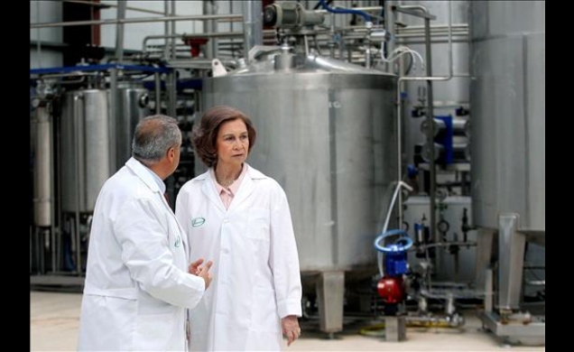 Su Majestad la Reina, durante su visita a la empresa Soria Natural