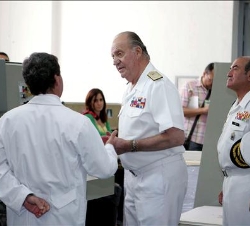 Su Majestad el Rey durante su visita al Instituto Hidrográfico de la Marina