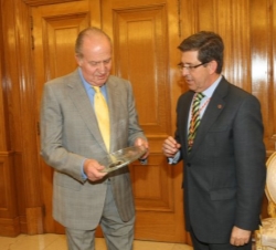 Don Juan Carlos recibe de manos de Jesús Postigo, el Premio Sello Real de Paños de Tricentenario