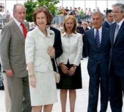 Don Juan Carlos y Doña Sofía a su llegada a la inauguración del Centro Cultural CajaGranada Memoria de Andalucía