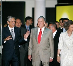 Su Majestad el Rey conversa con el presidente de CajaGranada, Antonio Claret García, en presencia de la Su Majestad la Reina