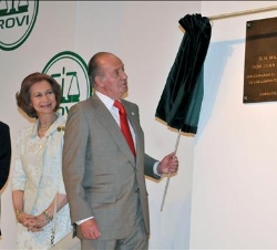 Don Juan Carlos descubre una placa conmemorativa de la visita en presencia de Su Majestad la Reina y el presidente de la Junta de Andalucía