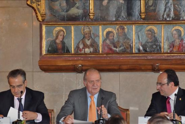 Don Juan Carlos junto al ministro de Trabajo e Inmigración, Celestino Corbacho, y el presidente del Gremio de Fabricantes de Sabadell, Josep Casas
