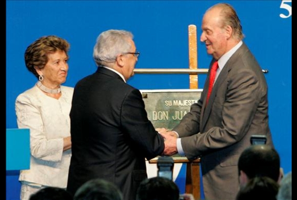 Su Majestad el Rey saluda al empresario Jesús Alonso