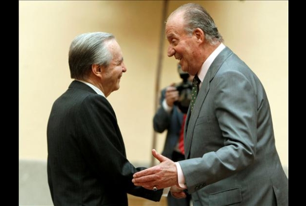 Don Juan Carlos recibe el saludo del presidente de la Fundación Cotec, José Ángel Sánchez Asiaín, momentos antes de la reunión del Patronato