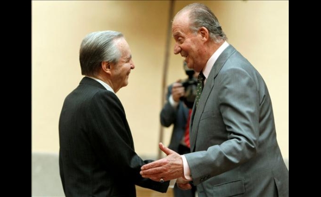 Don Juan Carlos recibe el saludo del presidente de la Fundación Cotec, José Ángel Sánchez Asiaín, momentos antes de la reunión del Patronato