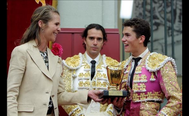 La Infanta Doña Elena entrega el Premio Oreja de Oro a Daniel Luque