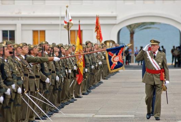 Don Juan Carlos pasa revista a las tropas que rindieron honores
