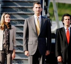 Sus Altezas Reales junto al ministro de Relaciones Exteriores de Colombia, Jaime Bermúdez