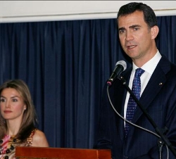 Don Felipe, junto a Doña Letizia, durante sus palabras a la colonia española