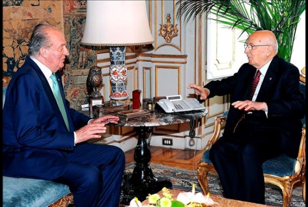Don Juan Carlos conversa con el Presidente Napolitano