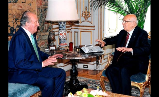 Don Juan Carlos conversa con el Presidente Napolitano