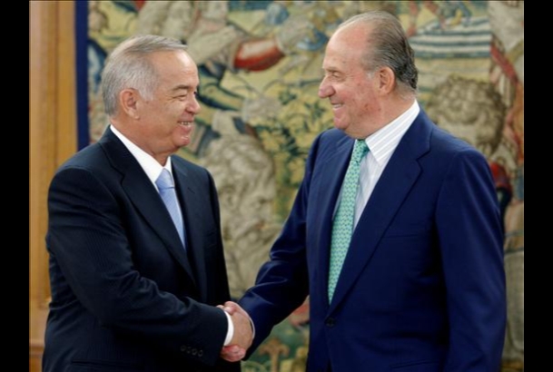 Su Majestad el Rey saluda al Presidente de la República de Uzbekistan