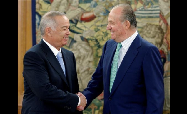 Su Majestad el Rey saluda al Presidente de la República de Uzbekistan