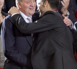Don Juan Carlos felicita al entrenador del F.C. Barcelona, Pep Guardiola