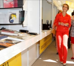 Doña Elena, con la ministra de Cultura, durante su recorrido por la Feria