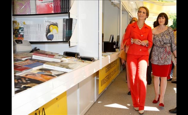 Doña Elena, con la ministra de Cultura, durante su recorrido por la Feria