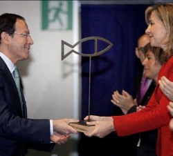 Doña Cristina hace entrega del galardón al alcalde de Murcia