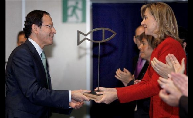 Doña Cristina hace entrega del galardón al alcalde de Murcia