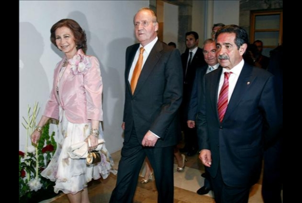 Los Reyes, con el presidente de Cantabria, a su llegada al Parlamento regional, donde se celebró la cena de gala con motivo del Día de las Fuerzas Arm
