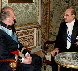 El Rey conversa con el embajador de la República Dominicana