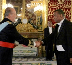 El nuevo embajador de Cabo Verde saluda a Don Juan Carlos