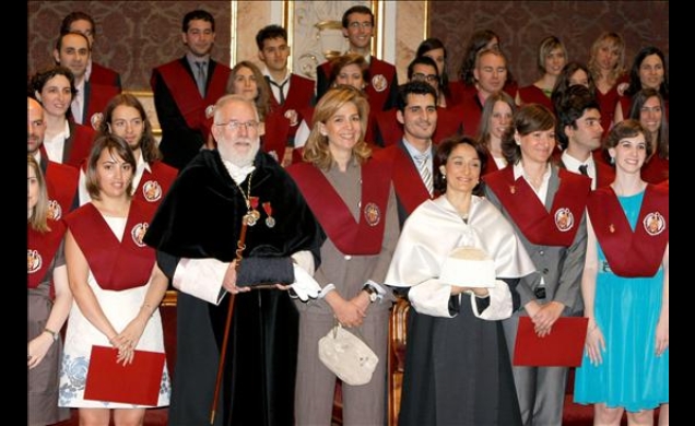 Doña Cristina junto al rector de la UCM, Carlos Berzosa, y un grupo de graduados