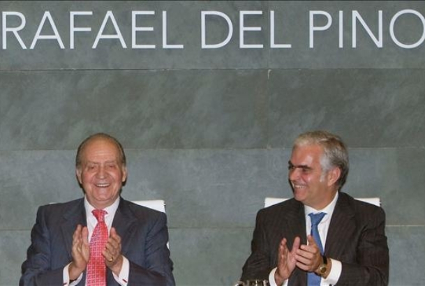 Su Majestad el Rey junto al presidente de SECOT, Virgilio Oñate