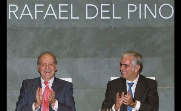 Su Majestad el Rey junto al presidente de SECOT, Virgilio Oñate