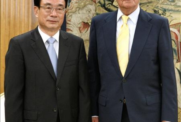 Su Majestad el Rey junto al Sr. He Guoqiang