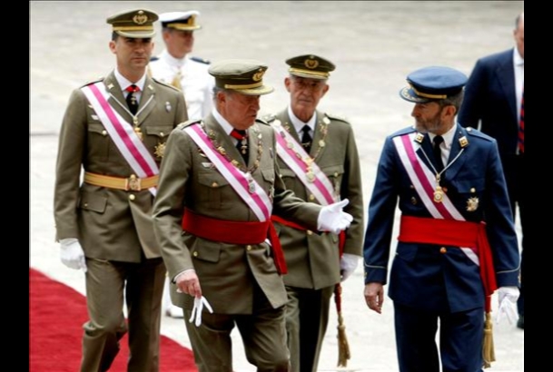 Su Majestad el Rey acompañado por Su Alteza Real el Príncipe de Asturias a su llegada al Monasterio de San Lorenzo de El Escorial