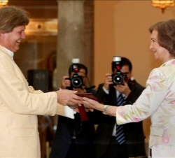Su Majestad la Reina entregó una placa conmemorativa al profesor Jacques Zoon