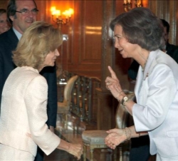 Su Majestad la Reina conversa con la vicepresidenta segunda del Gobierno y ministra de Economía y Hacienda, Elena Salgado momentos antes de la reunión
