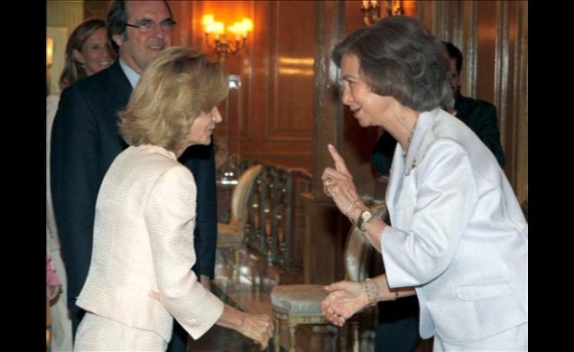 Su Majestad la Reina conversa con la vicepresidenta segunda del Gobierno y ministra de Economía y Hacienda, Elena Salgado momentos antes de la reunión