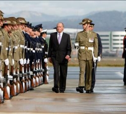 Su Majestad el Rey pasa revista a las tropas a su llegada a la base aérea de Fairbairn