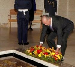 Su Majestad el Rey coloca una corona de flores durante la ceremonia de homenaje al soldado desconocido