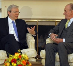 Don Juan Carlos conversa con el primer ministro de Australia, Kevin Rudds