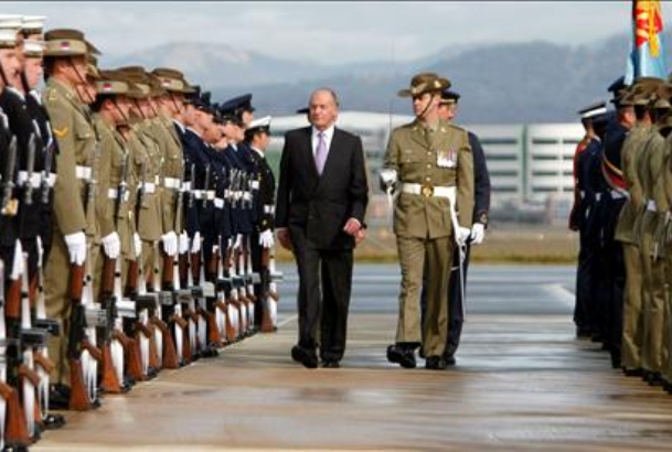 Su Majestad el Rey pasa revista a las tropas a su llegada a la base aérea de Fairbairn