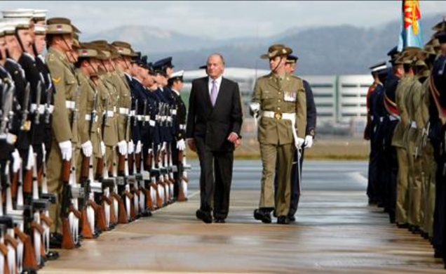 Su Majestad el Rey pasa revista a las tropas a su llegada a la base aérea de Fairbairn