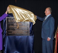 Sus Majestades, junto al alcalde de Auckland, descubren una placa conmemorativa de su visita al Museo Marítimo Nacional de Nueva Zelanda