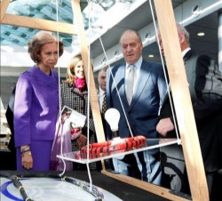 Don Juan Carlos y Doña Sofía, durante su visita a una exposición sobre proyectos de investigación de la Universidad de Auckland