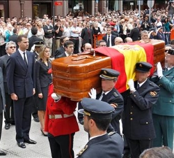 Don Felipe y Doña Letizia, junto con la vicepresidenta primera del Gobierno y ministra de la Presidencia, el presidente del Senado, el lehendakari del