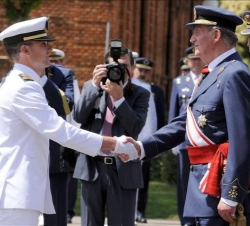 Don Juan Carlos saluda al sargento Francisco Javier Navarro Perdiguero, número uno del Cuerpo de Músicas Militares