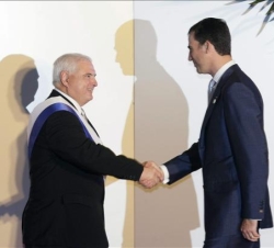 El Príncipe de Asturias saluda al recien nombrado Presidente, Ricardo Alberto Martinelli