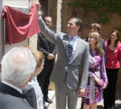 Don Felipe descubre una placa conmemorativa, en presencia de Doña Letizia y los Duques de Soria